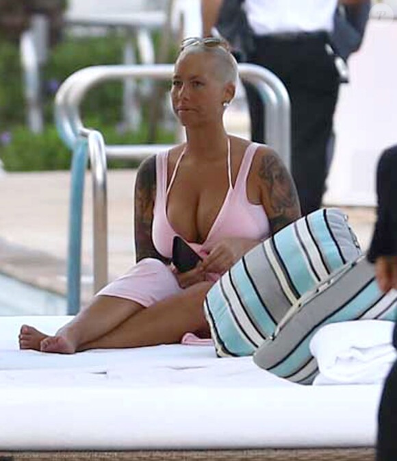 Amber Rose se relaxe au bord d'une piscine à Miami, le 17 janvier 2015.