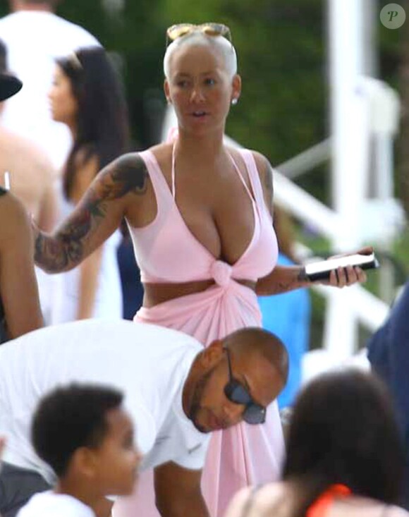 Amber Rose se relaxe au bord d'une piscine à Miami, le 17 janvier 2015.