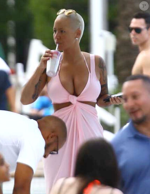 Amber Rose se relaxe au bord d'une piscine à Miami, le 17 janvier 2015.