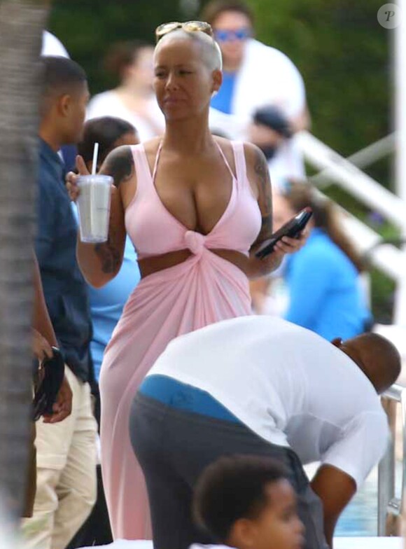 Amber Rose se relaxe au bord d'une piscine à Miami, le 17 janvier 2015.