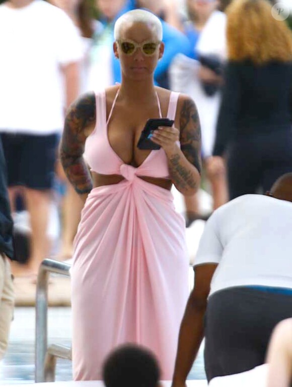 Amber Rose se relaxe au bord d'une piscine à Miami, le 17 janvier 2015.