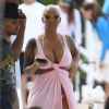 Amber Rose se relaxe au bord d'une piscine à Miami, le 17 janvier 2015.