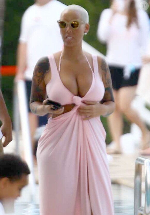 Amber Rose se relaxe au bord d'une piscine à Miami, le 17 janvier 2015.