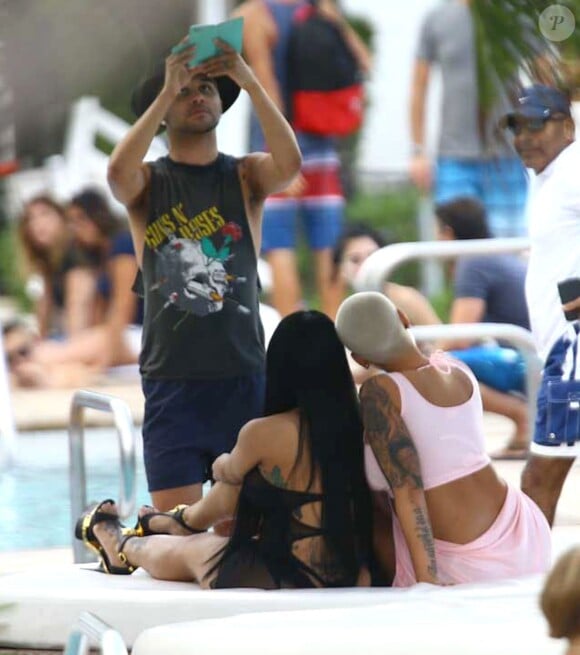 Amber Rose se relaxe au bord d'une piscine à Miami, le 17 janvier 2015.