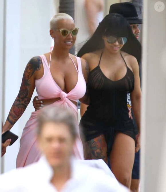 Amber Rose se relaxe au bord d'une piscine à Miami, le 17 janvier 2015.