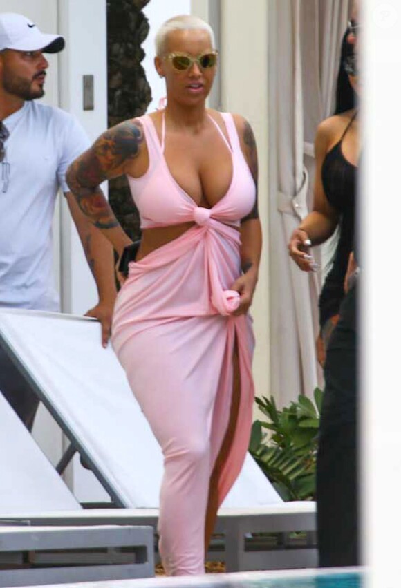 Amber Rose se relaxe au bord d'une piscine à Miami, le 17 janvier 2015.