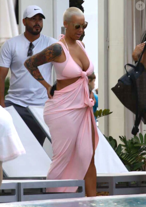 Amber Rose se relaxe au bord d'une piscine à Miami, le 17 janvier 2015.