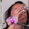 Pippa Middleton savoure un verre de vin en compagnie d'un ami, à Londres le 25 juin 2014. Deux mois plus tôt, elle se baladait dans le Médoc, et quelques mois plus tard, elle se voyait décerner un prix d'oenologie.