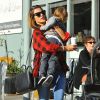 Exclusif - Alessandra Ambrosio boit un café avec son fils Noah à Brentwood,le 19 janvier 2015.