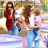 Alessandra Ambrosio, son fils Noah, Lily Aldridge et sa fille Dixie Pearl - en famille à Disneyland à Anaheim, le 19 janvier 2015.