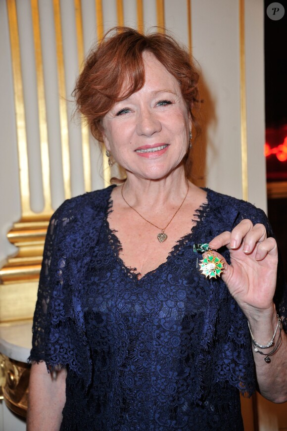 Eva Darlan et sa médaille de Chevalier de l'Ordre des Arts et des Lettres dans les salons du ministère de la Culture à Paris le 21 novembre 2012