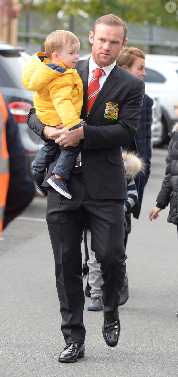 Wayne Rooney et son fils Klay lors de leur arrivée au stade d'Old Trafford à Manchester, le 5 octobre 2014