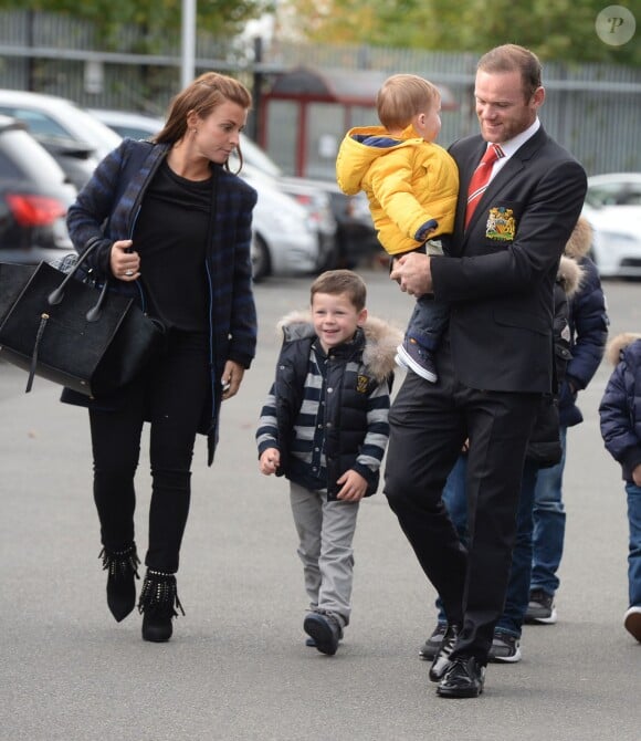 Wayne Rooney, son épouse Coleen et leurs enfants Kai et Klay lors de leur arrivée au stade d'Old Trafford à Manchester, le 5 octobre 2014