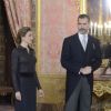 Le roi Felipe VI et la reine Letizia d'Espagne recevaient le corps diplomatique, le 21 janvier 2015 au palais royal à Madrid, pour la traditionnelle réception du nouvel an. Letizia portait pour l'occasion la même robe qu'en 2012 dans les mêmes circonstances !