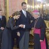 Le roi Felipe VI et la reine Letizia d'Espagne recevaient le corps diplomatique, le 21 janvier 2015 au palais royal à Madrid, pour la traditionnelle réception du nouvel an. Letizia portait pour l'occasion la même robe qu'en 2012 dans les mêmes circonstances !