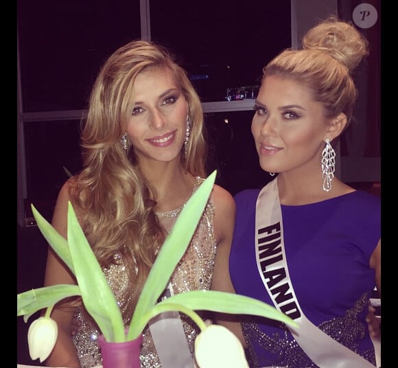 Camille Cerf à l'élection Miss Univers 2015 en Floride. Elle prend la pose avec Miss Finlande. Janvier 2015.