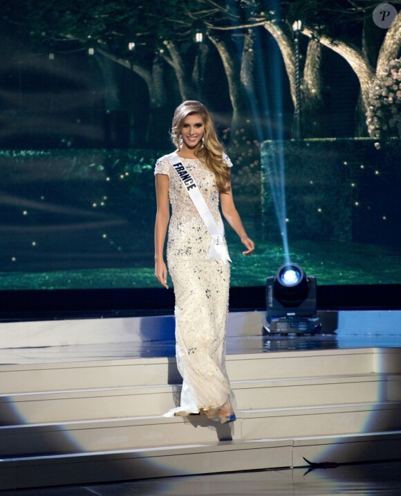 Camille Cerf défile à la U.S. Century Bank Arena, à Miami, Floride, le 21 janvier 2015 pour Miss Univers 2015