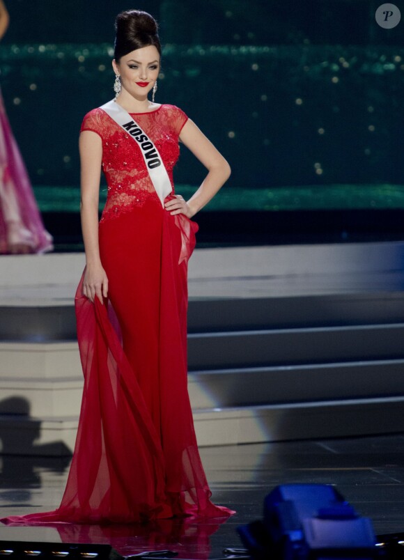 Artnesa Krasniqi défile à la U.S. Century Bank Arena, à Miami, Floride, le 21 janvier 2015 pour Miss Univers 2015