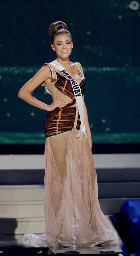 Sally Jara Davalos défile à la U.S. Century Bank Arena, à Miami, Floride, le 21 janvier 2015 pour Miss Univers 2015