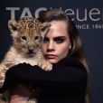 Cara Delevingne nouvelle ambassadrice de la marque Tag Heuer avec un lionceau dans les bras le 23 janvier 2015 à Paris au Palais des Beaux-Arts.