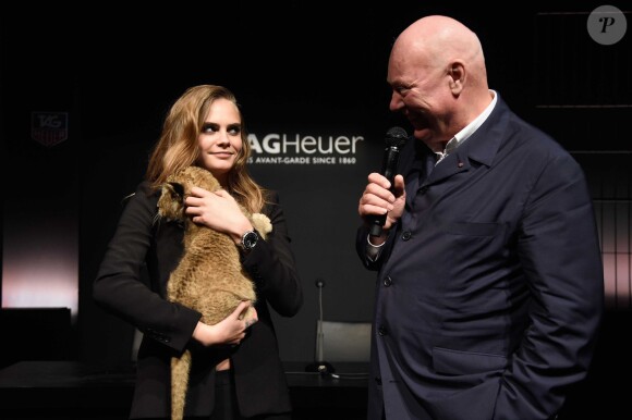 Cara Delevingne et  Monsieur Jean-Claude Biver (PDG de TAG Heuer) - Cara Delevingne nouvelle ambassadrice de la marque Tag Heuer avec un lionceau dans les bras le 23 janvier 2015 à Paris au Palais des Beaux-Arts.