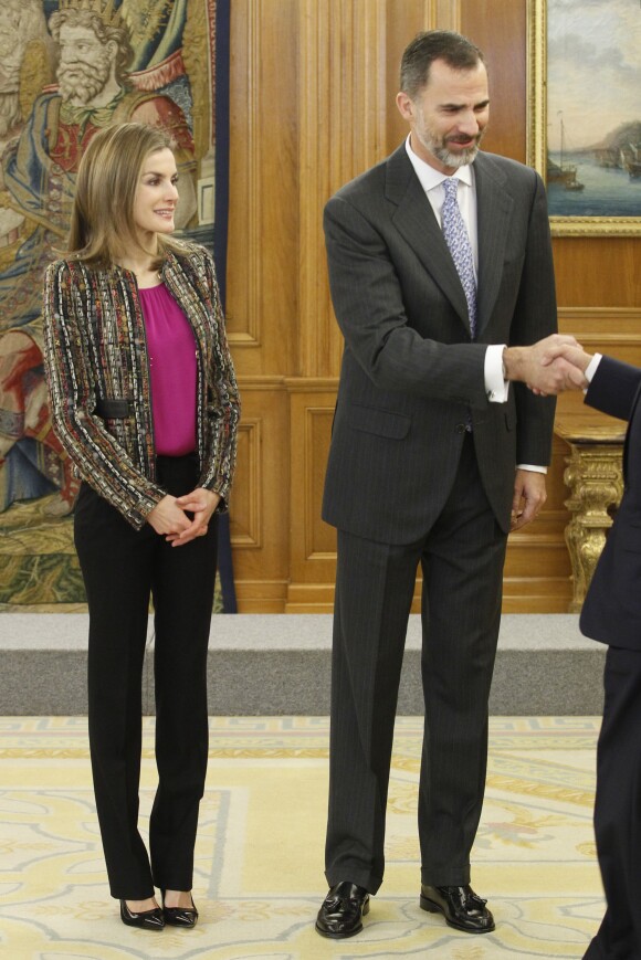 Le roi Felipe Vi et la reine Letizia d'Espagne recevaient le 9 janvier 2015 deux délégations en audience au palais de la Zarzuela, à Madrid, pour ponctuer leur semaine de rentrée.