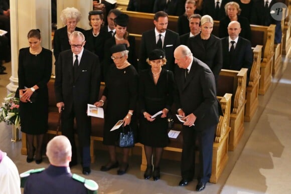 La princesse Victoria de Suède, Johan Martin Ferner, la princesse Astrid de Norvège, la reine Sonja et le roi Harald V de Norvège lors des obsèques de la princesse Ragnhild, le 28 septembre 2012 à Oslo