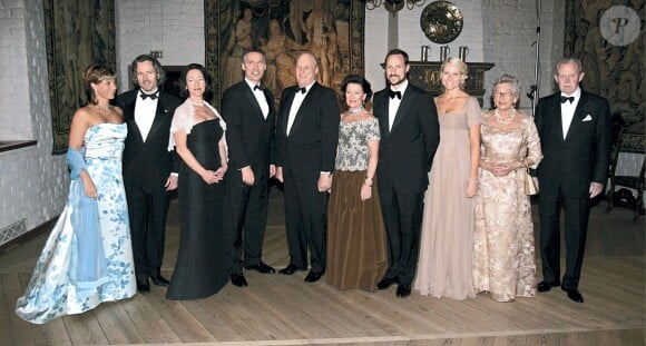 La princesse Märtha Louise, Ari Behn, Ingrid Schulerud et Jens Stoltenberg, le roi Harald V et la reine Sonja, le prince Haakon et la princesse Mette-Marit, et la princesse Astrid et Johan Martin Ferner lors d'un dîner pour les 70 ans d'Harald le 21 février 2007 à Oslo. La Maison royale de Norvège a annoncé le 24 janvier 2015 le décès de Johan Martin Ferner, époux de la princesse Astrid et beau-frère du roi Harald V de Norvège, à l'âge de 87 ans.