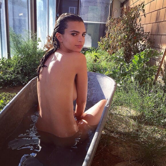 Emily Ratajkowski dans son bain, Instagram, 22 janvier 2015