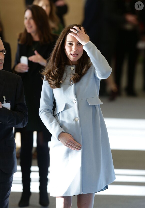 Ah oui, ça fait mal au crâne, Photoshop mal utilisé... Kate Middleton enceinte, lors de l'inauguration de la Kensington Aldridge Academy le 19 janvier 2015. La duchesse de Cambridge a été victime de retouches abusives, à partir d'une photo de ce jour-là, pour la couverture de l'hebdomadaire australien Woman's Day.