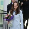 Kate Middleton enceinte, lors de l'inauguration de la Kensington Aldridge Academy le 19 janvier 2015. La duchesse de Cambridge a été victime de retouches abusives, à partir d'une photo de ce jour-là, pour la couverture de l'hebdomadaire australien Woman's Day.