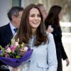 Kate Middleton, enceinte, lors de l'inauguration de l'école Kensington Aldridge Academy le 19 janvier 2015. La duchesse de Cambridge a été victime de retouches abusives, à partir d'une photo de ce jour-là, pour la couverture de l'hebdomadaire australien Woman's Day.