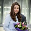 Kate Middleton, enceinte, lors de l'inauguration de l'école Kensington Aldridge Academy le 19 janvier 2015. La duchesse de Cambridge a été victime de retouches abusives, à partir d'une photo de ce jour-là, pour la couverture de l'hebdomadaire australien Woman's Day.