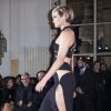 Amber Valletta défile devant Kate Hudson, Goldie Hawn et Michelle Rodriguez à la Chambre de commerce et d'industrie pour le défilé Atelier Versace haute couture printemps-été 2015 à Paris, le 25 janvier 2015.