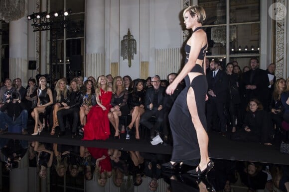 Amber Valletta défile devant Kate Hudson, Goldie Hawn et Michelle Rodriguez à la Chambre de commerce et d'industrie pour le défilé Atelier Versace haute couture printemps-été 2015 à Paris, le 25 janvier 2015.