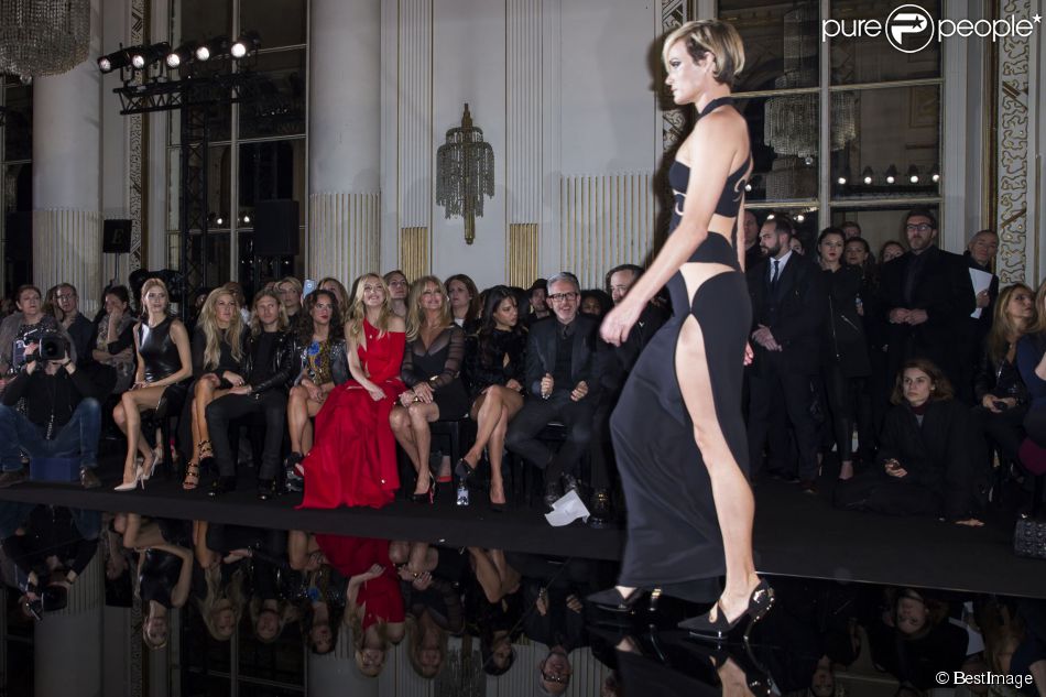 Amber Valletta défile devant Kate Hudson, Goldie Hawn et Michelle Rodriguez à la Chambre de commerce et d&#039;industrie pour le défilé Atelier Versace haute couture printemps-été 2015 à Paris, le 25 janvier 2015.