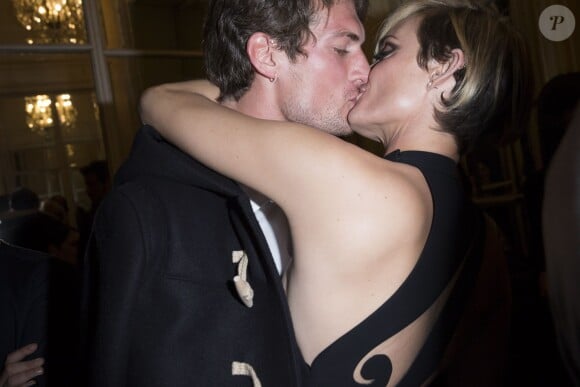 Amber Valletta embrasse un beau jeune homme - Backstage du défilé Atelier Versace haute couture printemps-été 2015 à la Chambre de commerce et d'industrie, à Paris, le 25 janvier 2015.