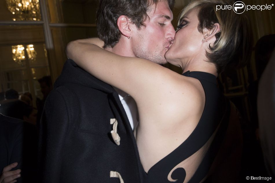 Amber Valletta embrasse un beau jeune homme - Backstage du défilé Atelier Versace haute couture printemps-été 2015 à la Chambre de commerce et d&#039;industrie, à Paris, le 25 janvier 2015.