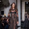 Joan Smalls défile pour Atelier Versace haute couture printemps-été 2015 à la Chambre de commerce et d'industrie, à Paris, le 25 janvier 2015.
