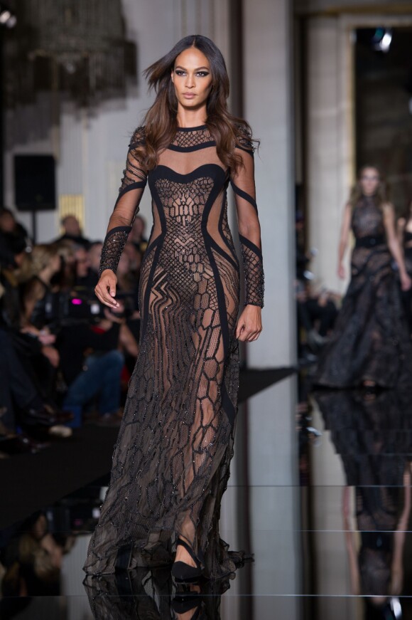 Joan Smalls défile pour Atelier Versace haute couture printemps-été 2015 à la Chambre de commerce et d'industrie, à Paris, le 25 janvier 2015.