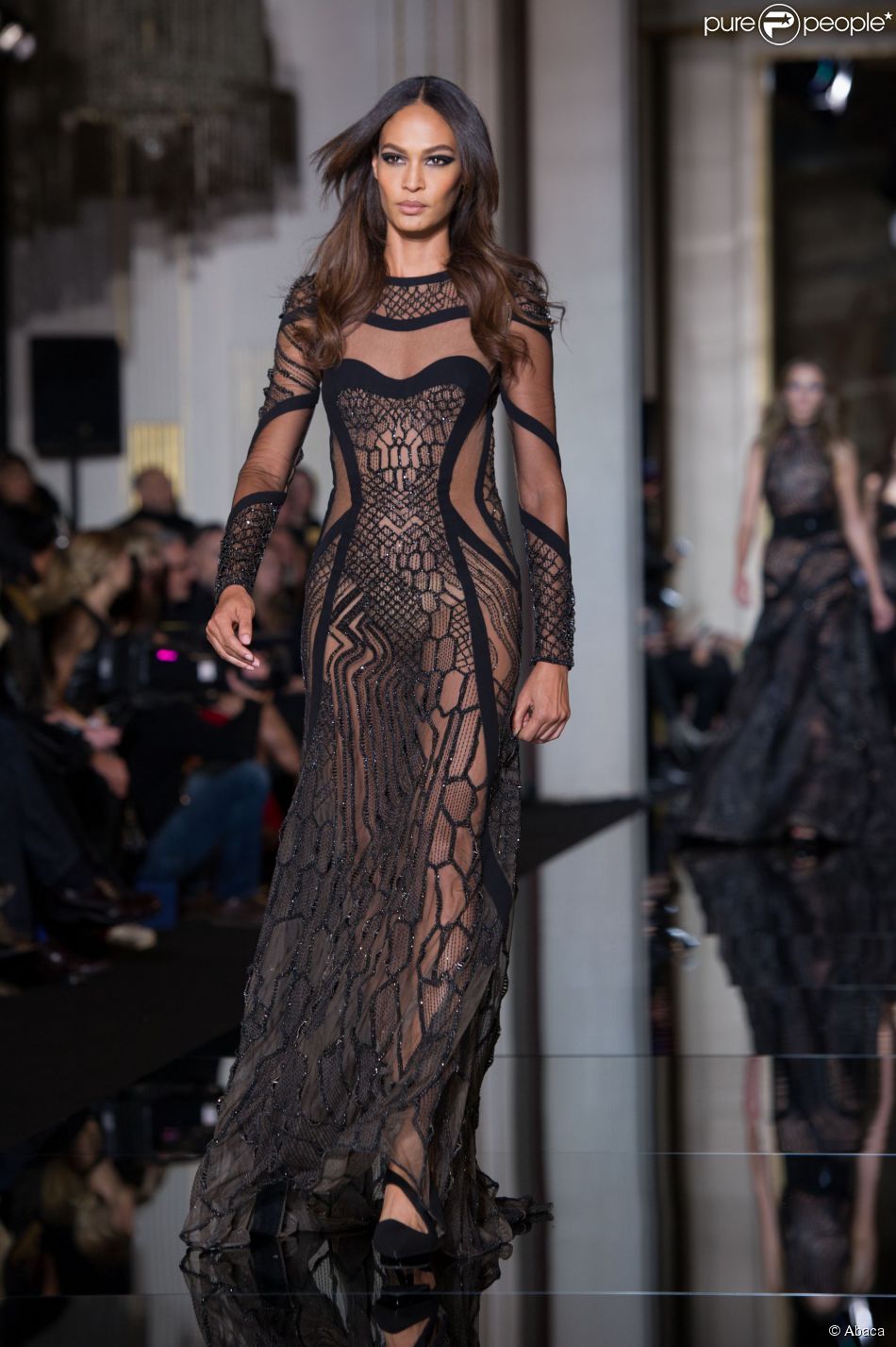Joan Smalls défile pour Atelier Versace haute couture printemps-été 2015 à la Chambre de commerce et d&#039;industrie, à Paris, le 25 janvier 2015.