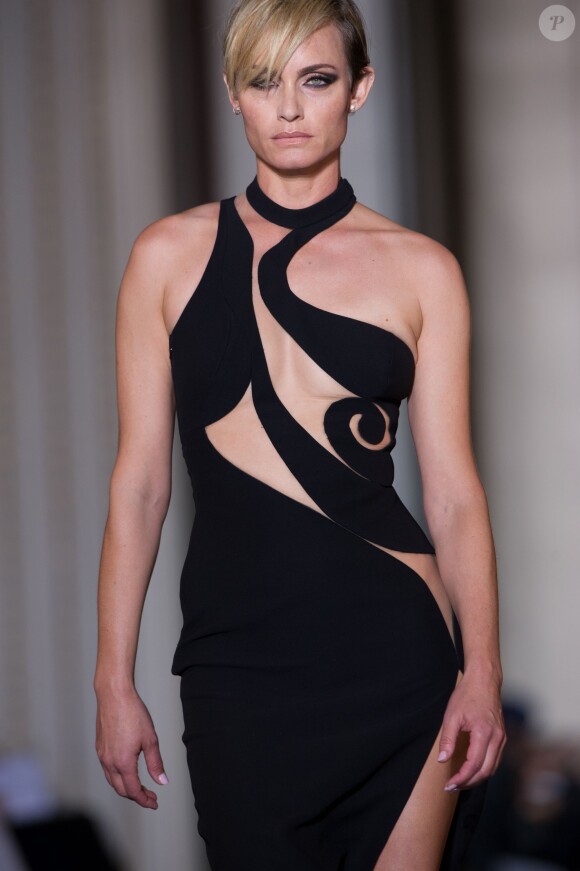 Amber Valletta défile pour Atelier Versace haute couture printemps-été 2015 à la Chambre de commerce et d'industrie, à Paris, le 25 janvier 2015.