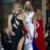 Amber Valletta défile pour Atelier Versace haute couture printemps-été 2015 à la Chambre de commerce et d'industrie, à Paris, le 25 janvier 2015.