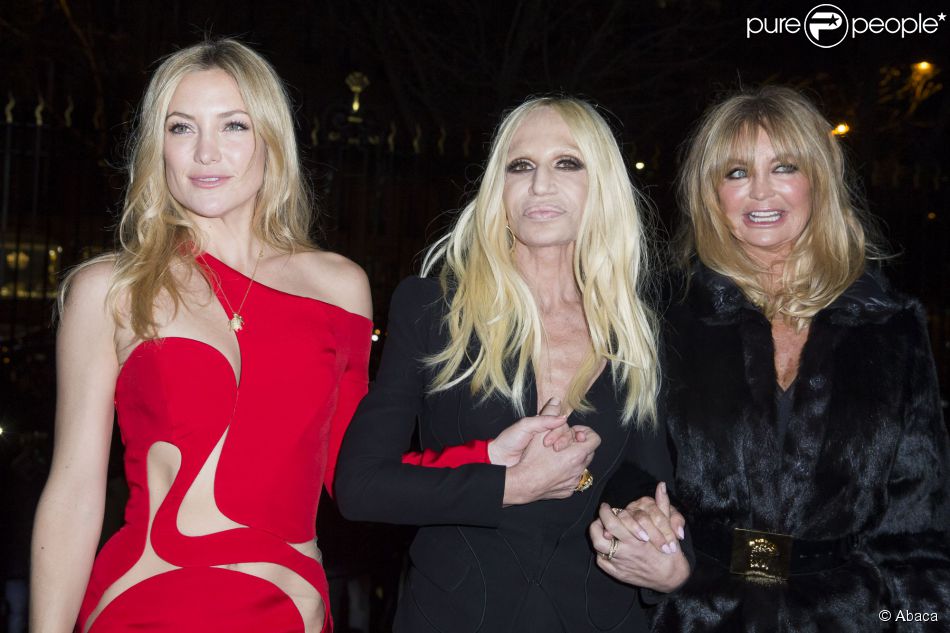 Kate Hudson et Goldie Hawn, héroïnes chic et sexy du défilé Atelier Versace. À Paris le 25 janvier 2015. (crédit Abaca TV)