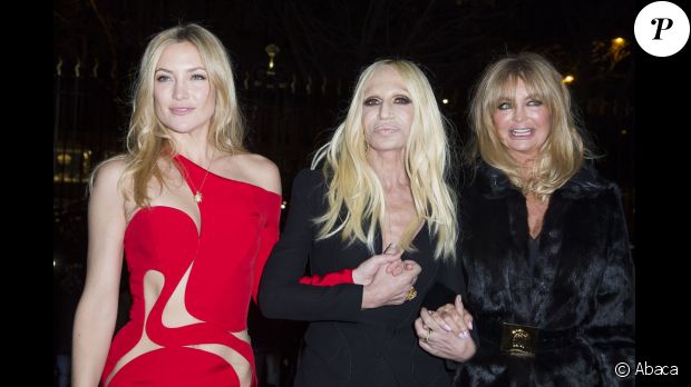 Kate Hudson et Goldie Hawn, héroïnes chic et sexy du défilé Atelier Versace. À Paris le 25 janvier 2015. (crédit Abaca TV)