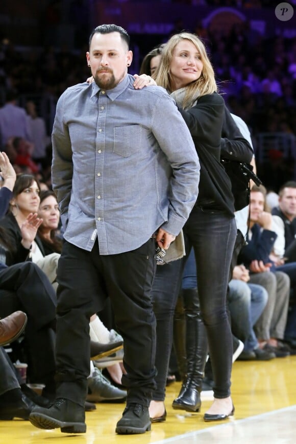 Les mariés Benji Madden et Cameron Diaz lors d'un match de basketball opposant les Lakers de Los Angeles aux Washington Wizards au Staples Center de Los Angeles le 27 janvier 2015