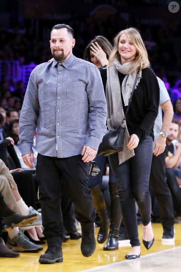 Les amoureux mariés Benji Madden et Cameron Diaz lors d'un match de basketball opposant les Lakers de Los Angeles aux Washington Wizards au Staples Center de Los Angeles le 27 janvier 2015