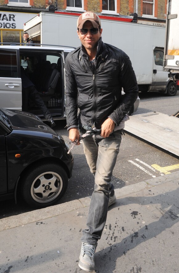 Enrique Iglesias arrive aux studios de la radio Capital FM a Londres Enrique Iglesias le 28 mars 2014