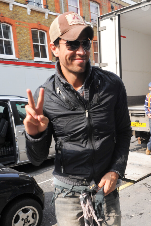 Enrique Iglesias arrive aux studios de la radio Capital FM a Londres le 28 mars 2014