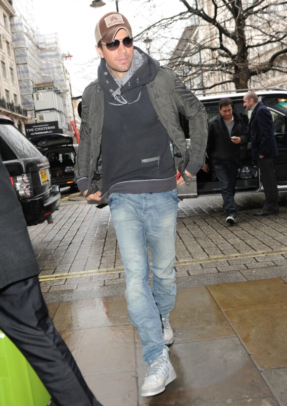 Enrique Iglesias arrive dans les studios de la radio BBC à Londres. Le 5 février 2014  